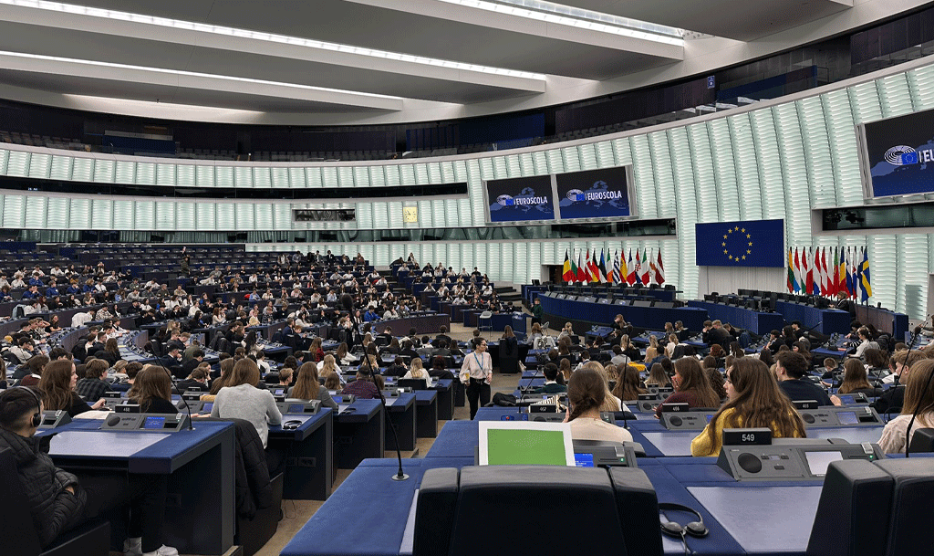 Participação na sessão Euroscola, no ano de 2025, no Parlamento Europeu, em Estrasburgo.