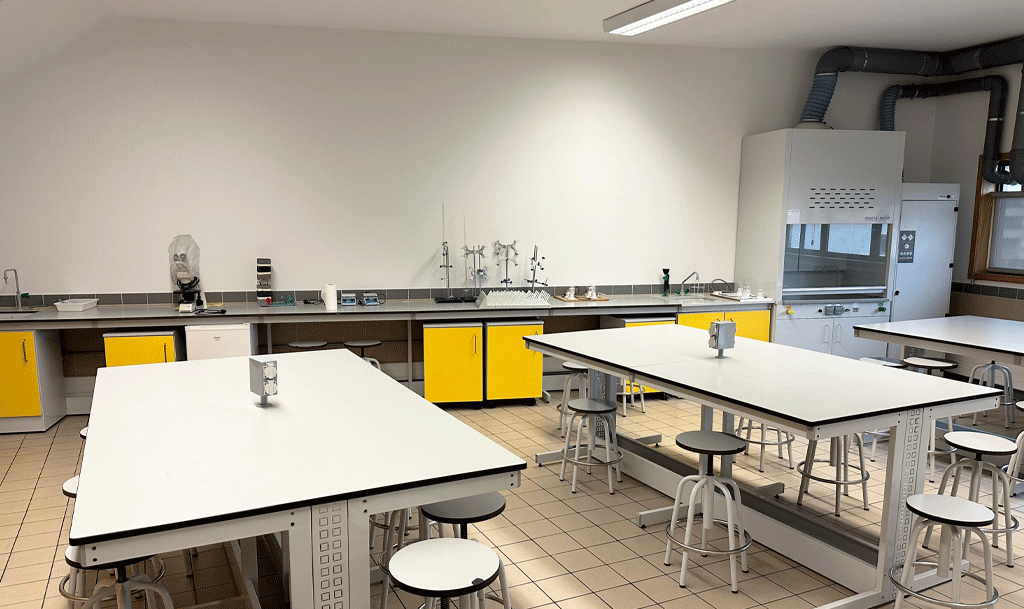 Laboratório de Ciências (Biologia, Física e Química).